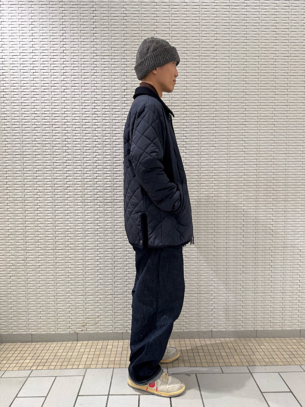 ブルー系のその他アウター、グレー系のスウェット、オレンジ系のマフラーを着用したメンズの冬コーディネートの2枚目の写真