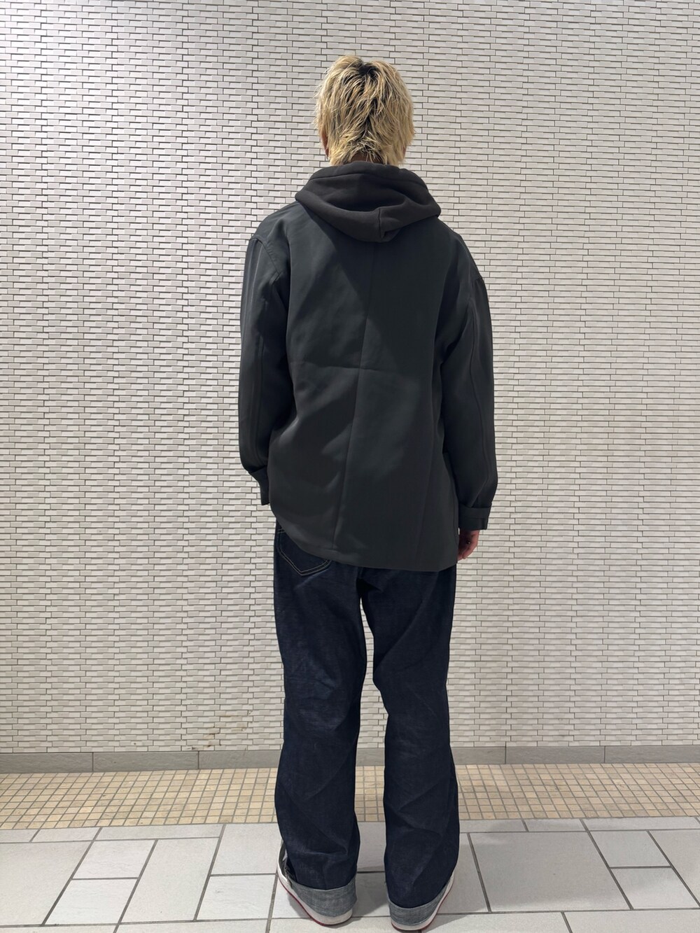 ブラック系のパーカーを着用したメンズの秋コーディネートの3枚目の写真