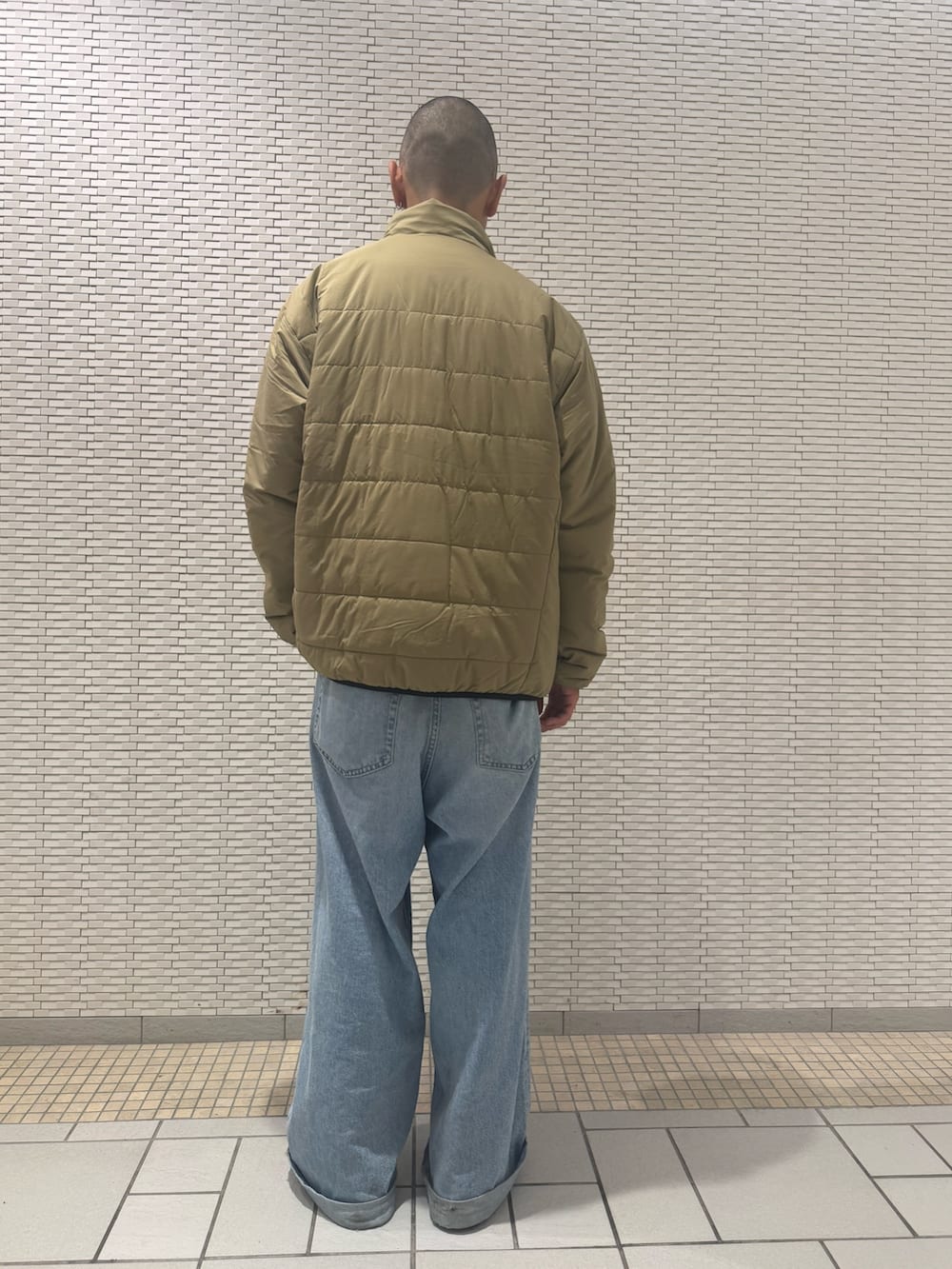 グリーン系のその他アウター、ベージュ系のニット/セーターを着用したメンズの秋コーディネートの3枚目の写真