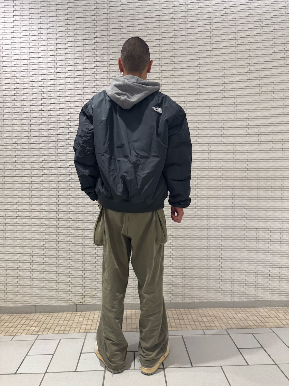 グレー系のその他アウターを着用したメンズの秋コーディネートの2枚目の写真