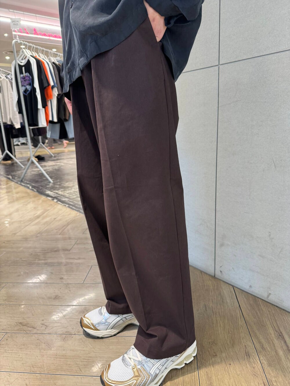 ホワイト系のスニーカーを着用したメンズの秋コーディネートの2枚目の写真