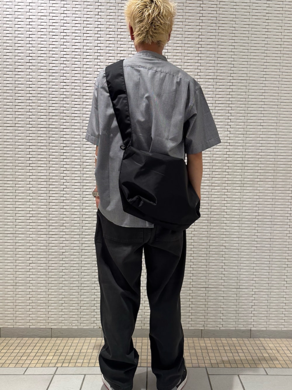 グレー系のシャツ/ブラウス、ブラック系のショルダーバッグを着用したメンズの夏コーディネートの3枚目の写真