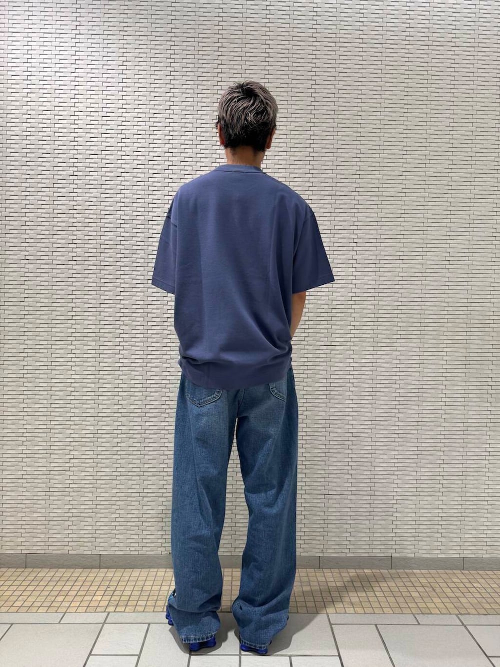 「アーバンリサーチ、urbanresearchdoors、カジュアルコーデ、アーバンリサーチドアーズ、夏コーデ、大人コーデ、キレイめコーデ、一枚で決まるtシャツ、私が選ぶセールアイテム25ss」｜「URBAN RESEARCH DOORSのウェリントンサングラス（メガネ、ブラック系）」を使った、江口尊将さん（メンズ・174cm）の夏コーディネートの3枚目の写真