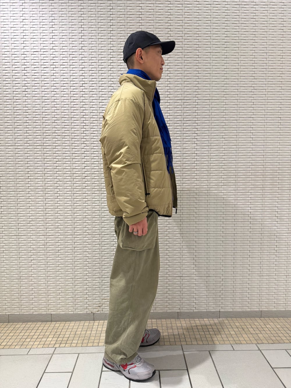 ブルー系のスウェット、グリーン系のその他アウター、ブルー系のマフラーを着用したメンズの冬コーディネートの2枚目の写真