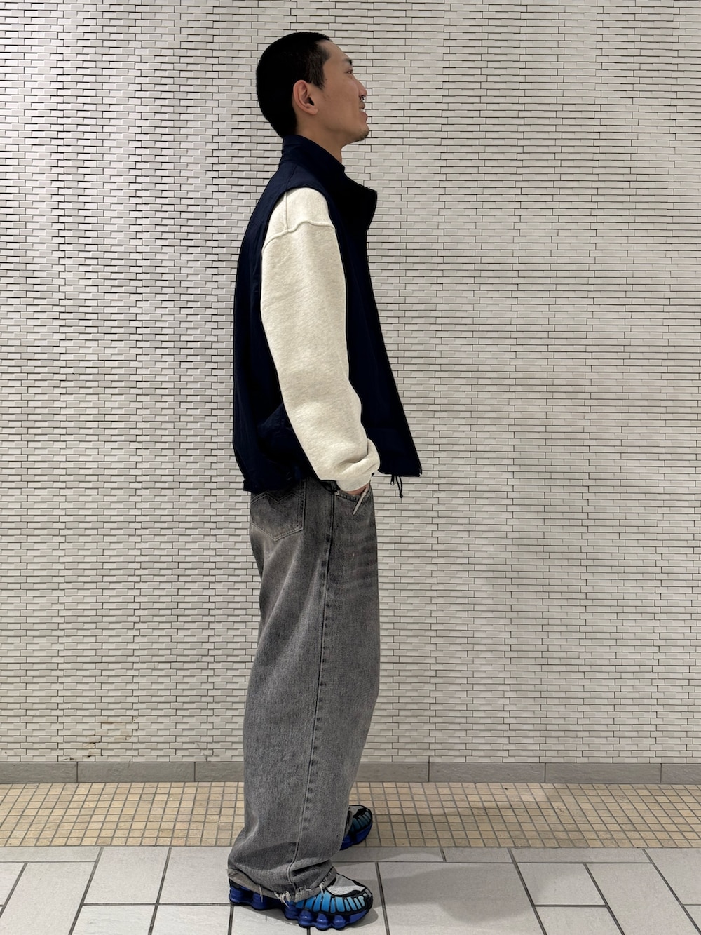 ブルー系のベスト、ベージュ系のカーディガン/ボレロを着用したメンズの冬コーディネートの2枚目の写真