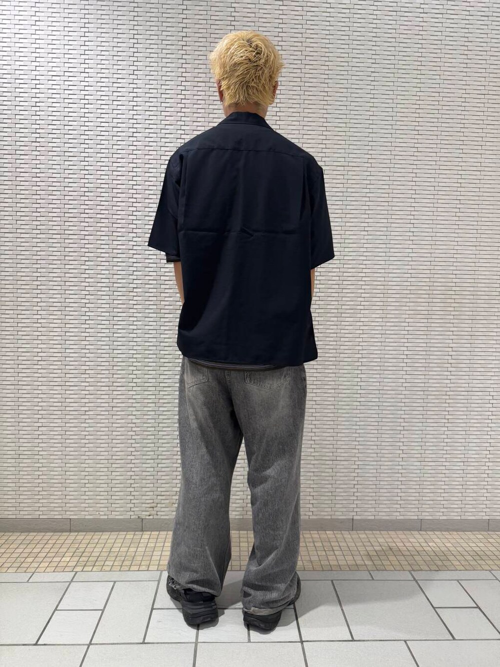 ブルー系のシャツ/ブラウス、ブラウン系のTシャツ/カットソーを着用したメンズの夏コーディネートの3枚目の写真