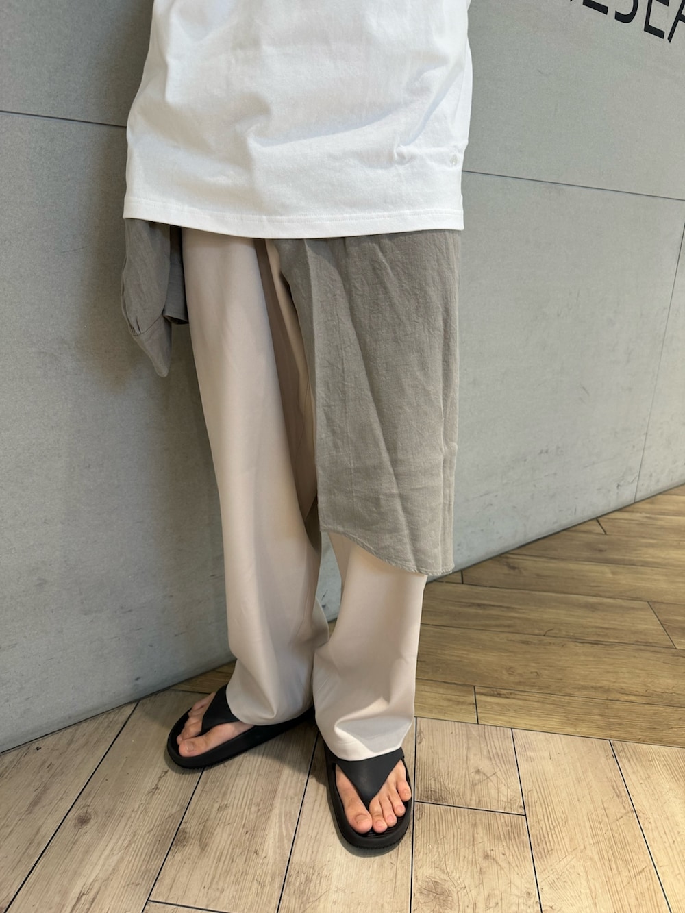 「レイヤードスタイル、きれいめカジュアル、夏コーデ、お出かけコーデ、夏だ!Tシャツ着よう!、古着MIX、キャップ、スポーツミックス、フェススタイル、アーバンリサーチ」|「MASTER&CoのMASTER&Co. GOAT LEATHER KINCHAKU BAG(ショルダーバッグ、ブラウン系)」を使った、江口尊将さん(メンズ・174cm)の夏コーディネートの3枚目の写真