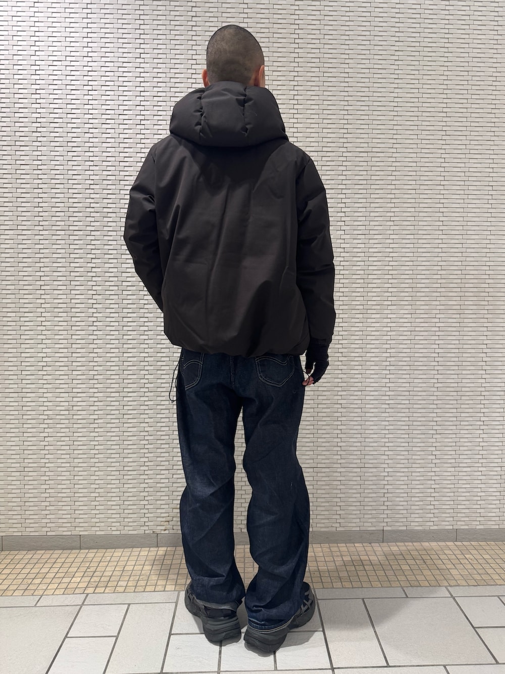 ブラック系のダウンジャケット/コート、ブラック系の手袋を着用したメンズの冬コーディネートの3枚目の写真