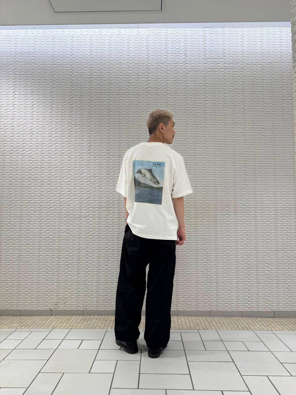 「アーバンリサーチ、urbanresearchdoors、カジュアルコーデ、アーバンリサーチドアーズ、大人コーデ、きれいめtシャツ、キレイめコーデ」｜「BURLAP OUTFITTERの『別注』BURLAP OUTFITTER×DOORS　Supplex Nylon Pants（その他パンツ、ブラック系）」を使った、江口尊将さん（メンズ・174cm）の春コーディネートの2枚目の写真