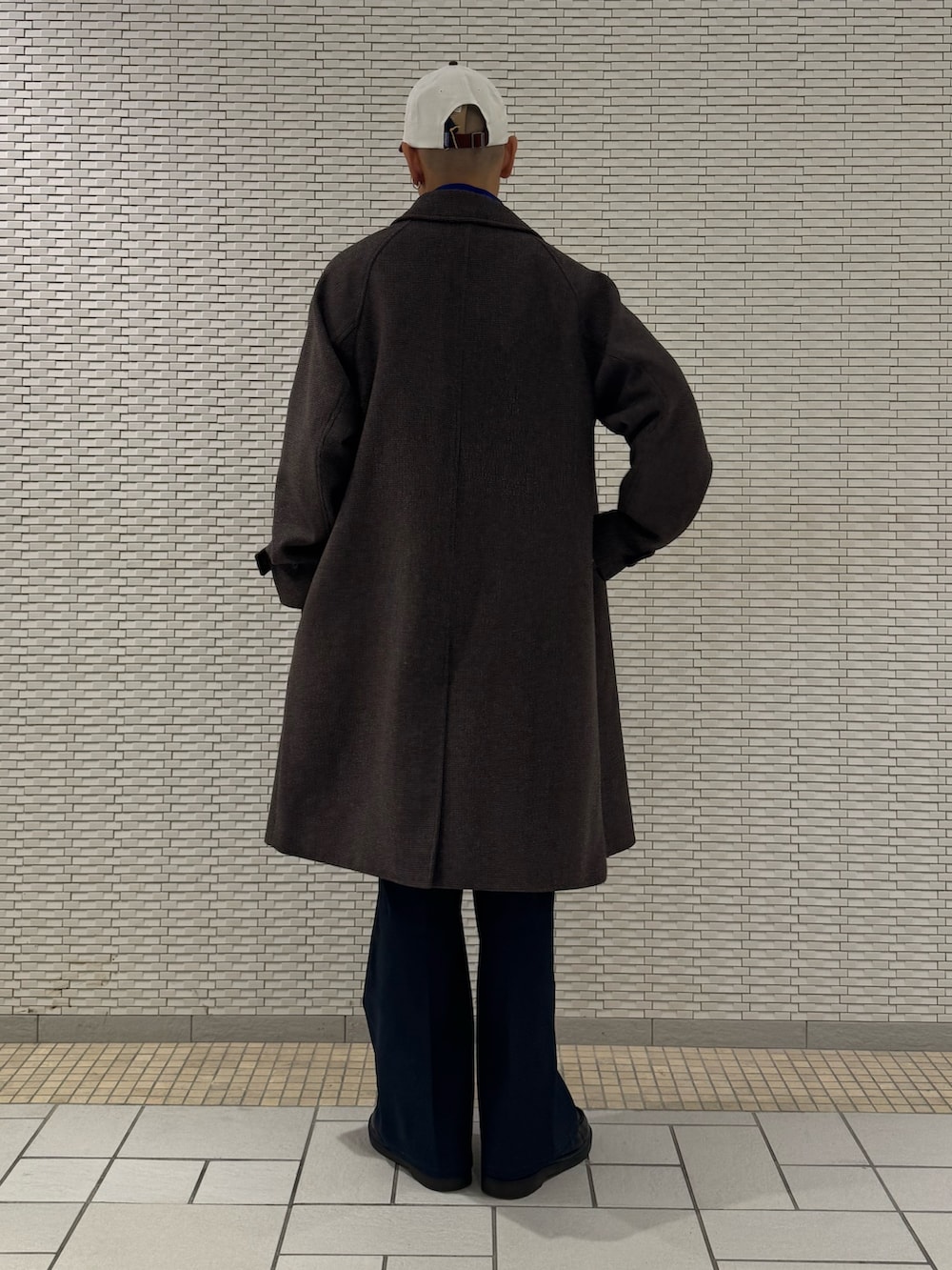 その他のステンカラーコート、ベージュ系のベストを着用したメンズの秋コーディネートの3枚目の写真