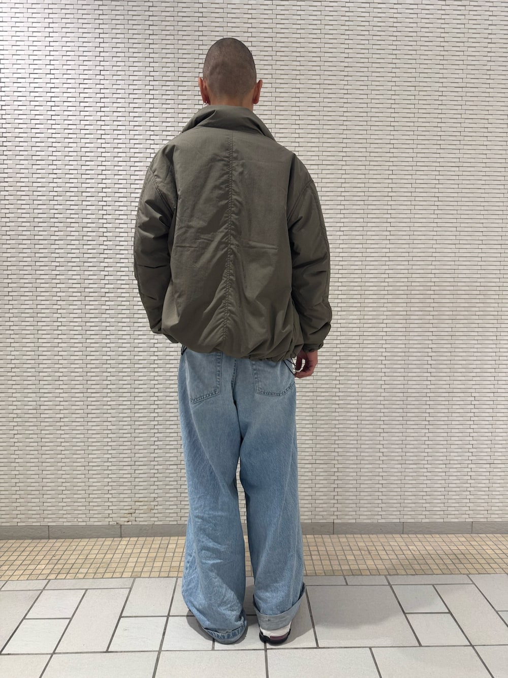 グレー系のスウェット、グリーン系のモッズコートを着用したメンズの冬コーディネートの3枚目の写真