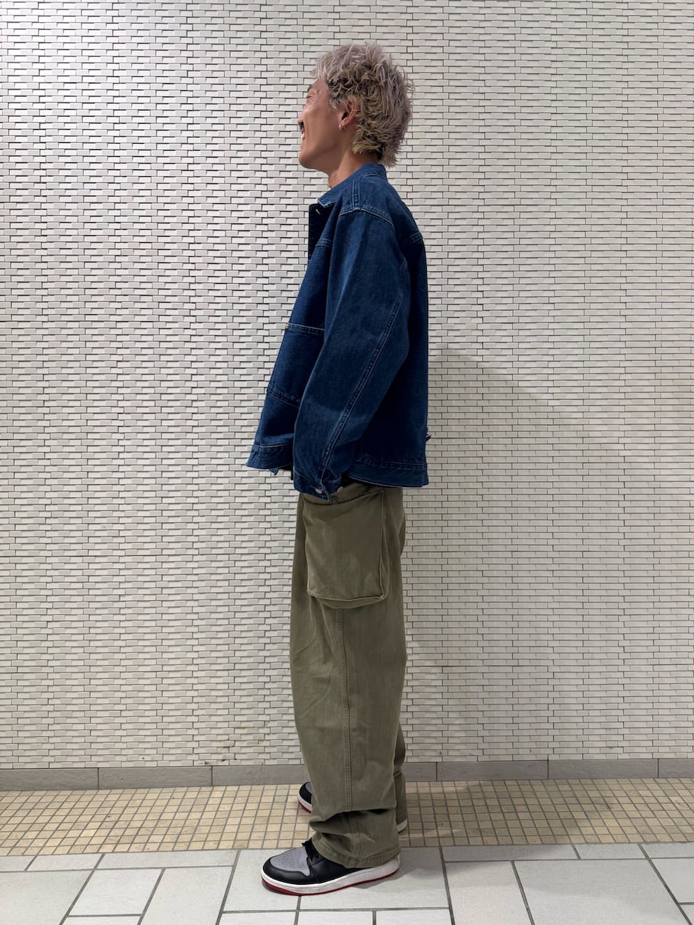 「URBAN RESEARCH DOORSのアイテム（デニムジャケット、ブルー系）」を使った、江口尊将さん（メンズ・174cm）の秋コーディネートの2枚目の写真