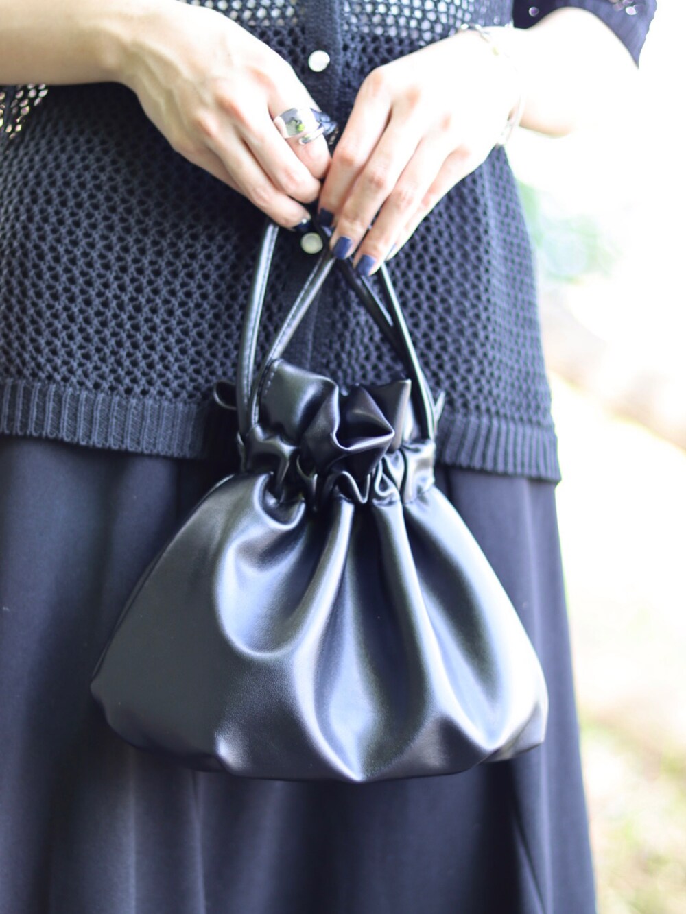 ブラック系のカーディガン/ボレロ、その他のサンダル、シルバー系のネックレスを着用したレディースの夏コーディネートの2枚目の写真