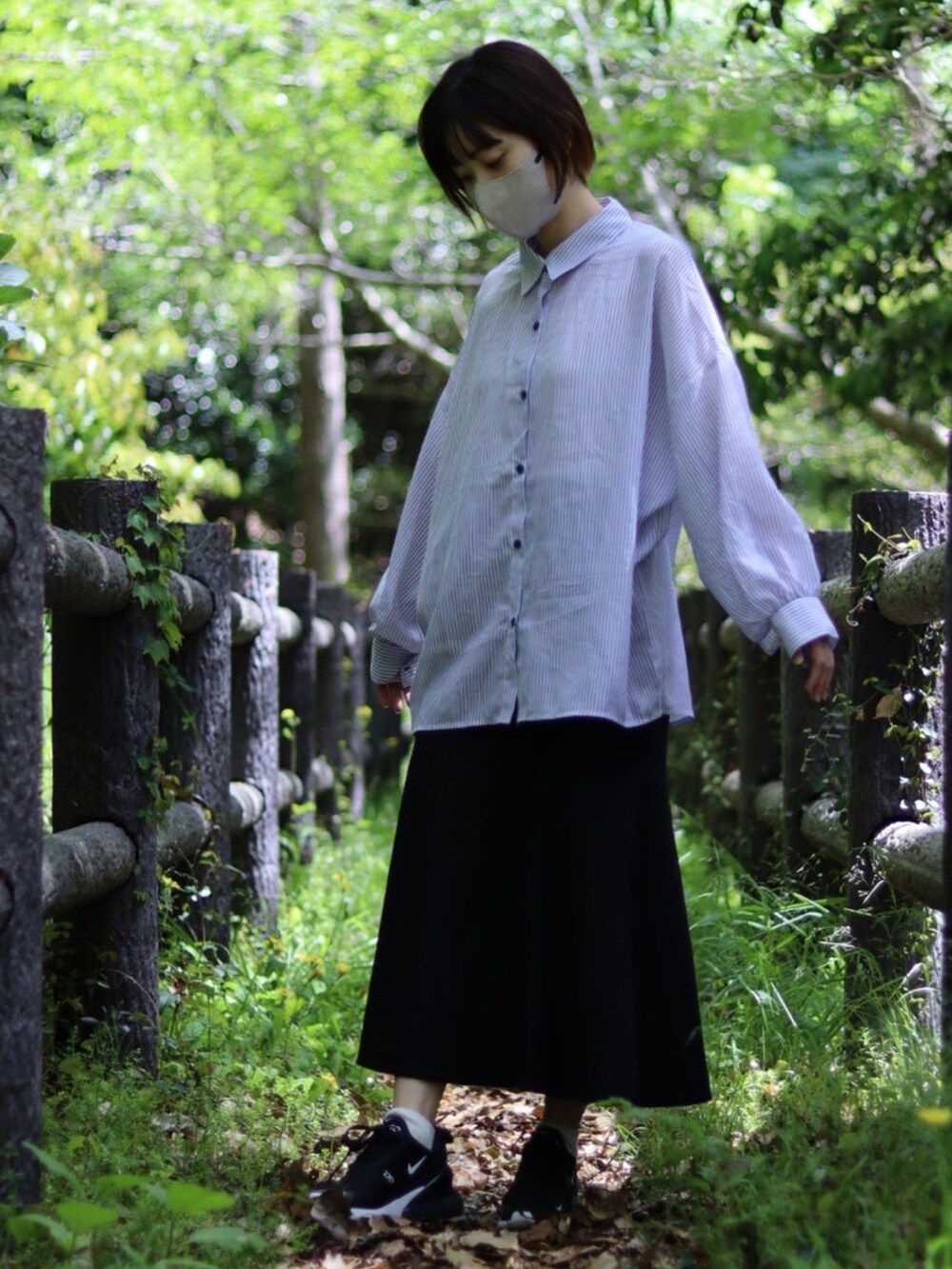 ブラック系のスニーカー、ブラック系のスカート、その他のシャツ/ブラウスを着用したレディースの春コーディネートの2枚目の写真