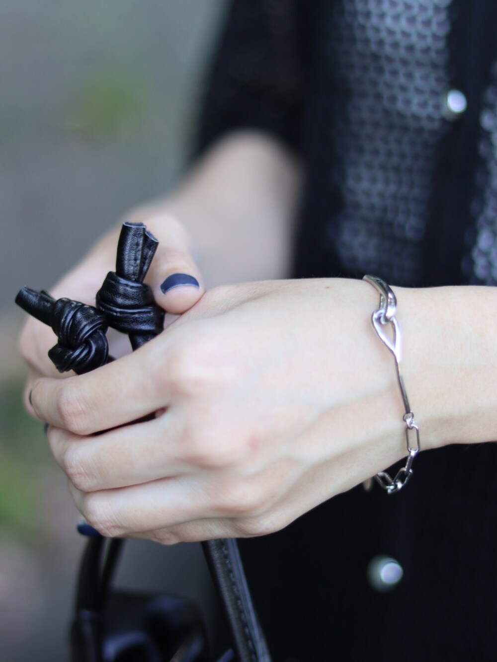 ブラック系のカーディガン/ボレロ、その他のサンダル、シルバー系のネックレスを着用したレディースの夏コーディネートの4枚目の写真