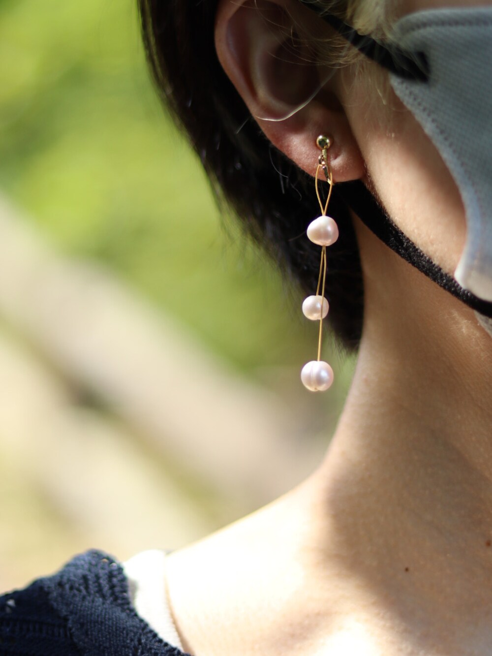 ホワイト系のサンダル、ホワイト系のワンピース/ドレス、その他のカーディガン/ボレロを着用したレディースの夏コーディネートの2枚目の写真