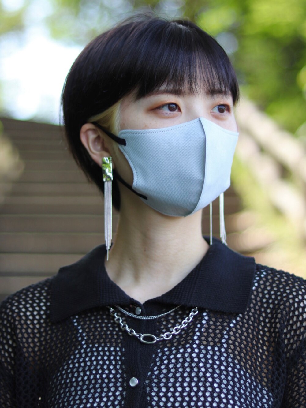 ブラック系のカーディガン/ボレロ、その他のサンダル、シルバー系のネックレスを着用したレディースの夏コーディネートの3枚目の写真