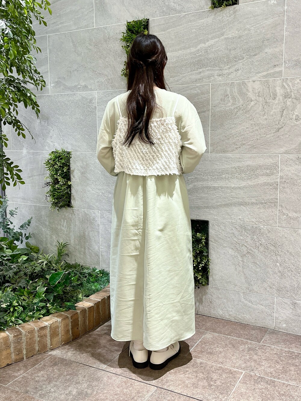 ホワイト系のその他シューズ、グリーン系のワンピースを着用したレディースの冬コーディネートの2枚目の写真