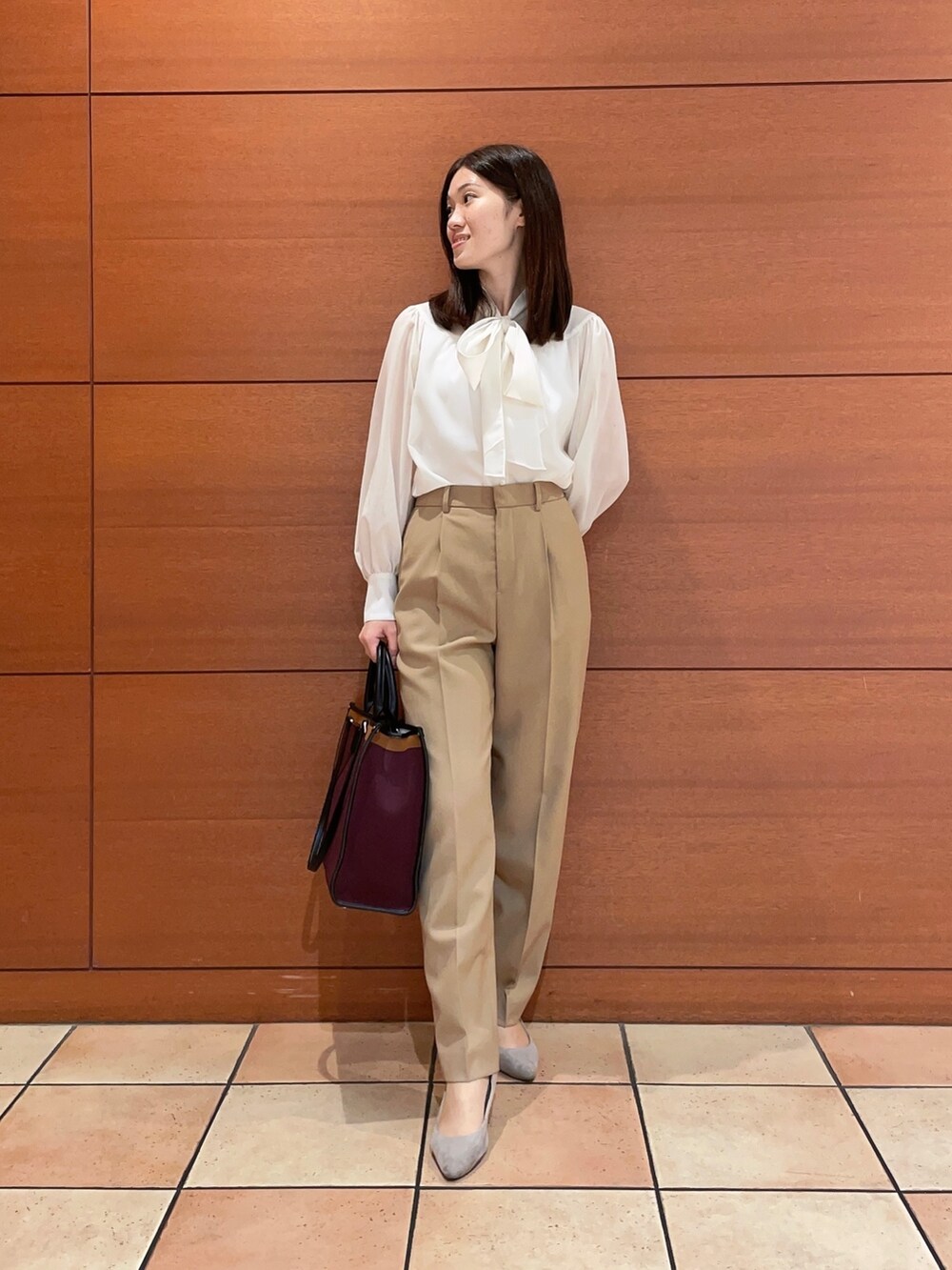 イエロー系のテーラードジャケット、イエロー系のスラックス、ホワイト系のシャツ/ブラウスを着用したレディースの秋コーディネートの8枚目の写真