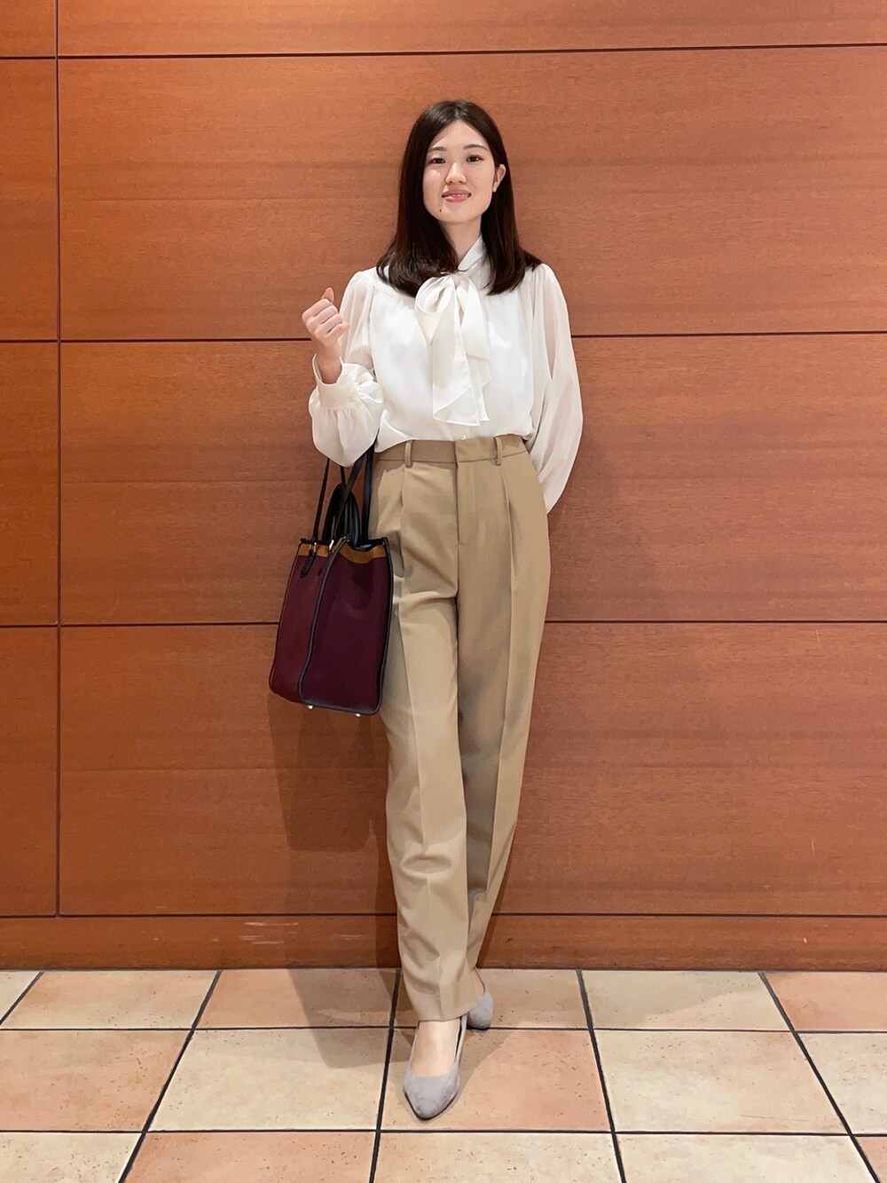 イエロー系のテーラードジャケット、イエロー系のスラックス、ホワイト系のシャツ/ブラウスを着用したレディースの秋コーディネートの5枚目の写真