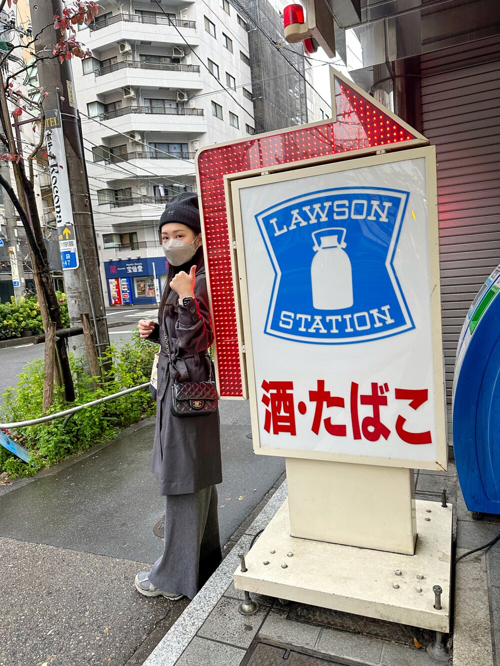 「パープル、シンプルコーデ、大人かわいい、低身長女子、オトナカジュアル、通勤コーデ、さむい」｜「UNDER ARMOURのアイテム（帽子、ブラック系）」を使った、Anna Wangさん（レディース・158cm）の春コーディネートの3枚目の写真