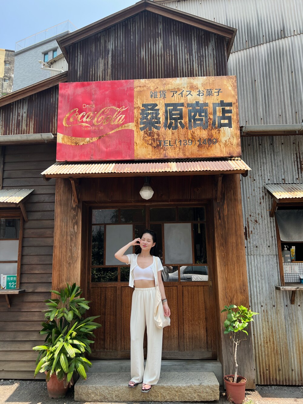 「夏コーデ、オトナカジュアル、シンプルコーデ、大人かわいい、ハット」｜「LOVFEEのアイテム（スポーツブラ、ホワイト系）」を使った、Anna Wangさん（レディース・158cm）の春コーディネートの4枚目の写真