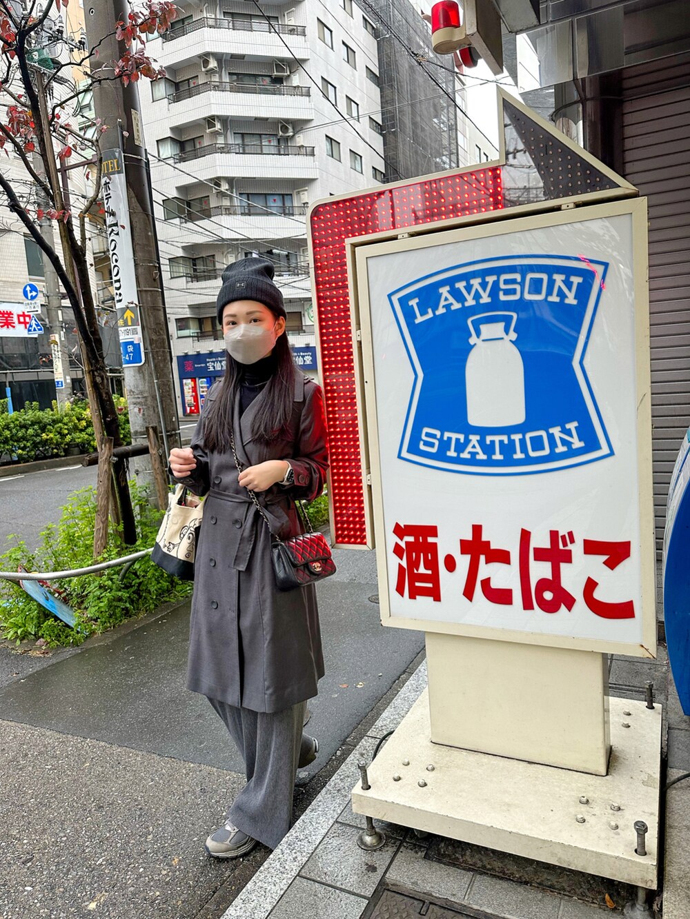「パープル、シンプルコーデ、大人かわいい、低身長女子、オトナカジュアル、通勤コーデ、さむい」｜「UNDER ARMOURのアイテム（帽子、ブラック系）」を使った、Anna Wangさん（レディース・158cm）の春コーディネートの2枚目の写真