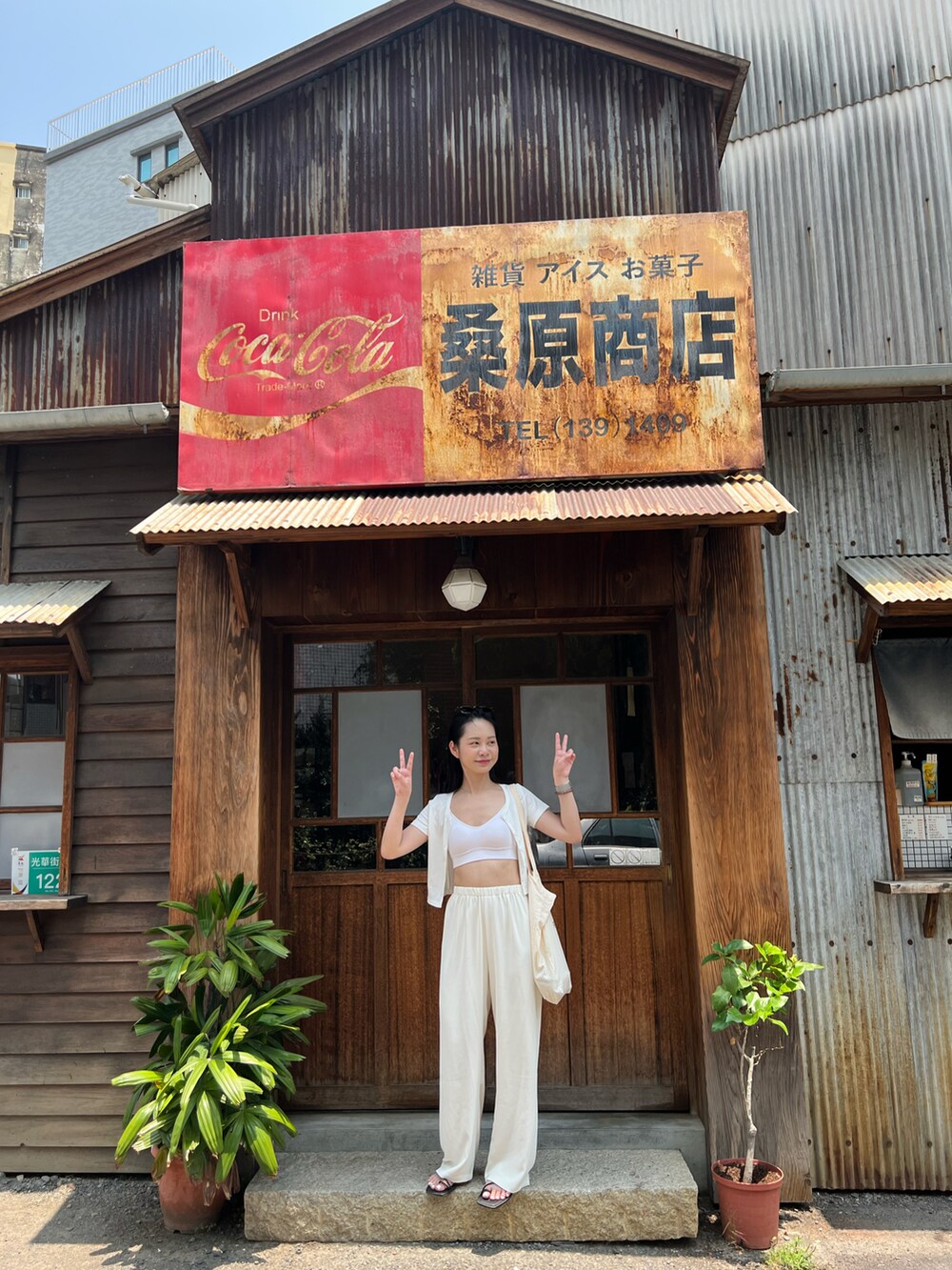 「夏コーデ、オトナカジュアル、シンプルコーデ、大人かわいい、ハット」｜「LOVFEEのアイテム（スポーツブラ、ホワイト系）」を使った、Anna Wangさん（レディース・158cm）の春コーディネートの3枚目の写真