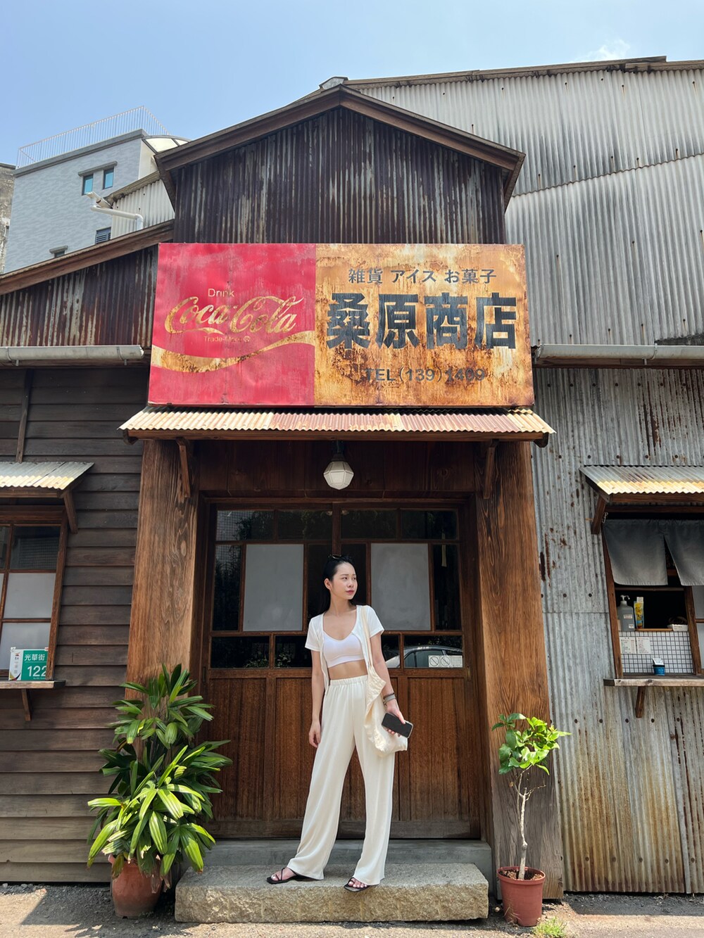 「夏コーデ、オトナカジュアル、シンプルコーデ、大人かわいい、ハット」｜「LOVFEEのアイテム（スポーツブラ、ホワイト系）」を使った、Anna Wangさん（レディース・158cm）の春コーディネートの2枚目の写真