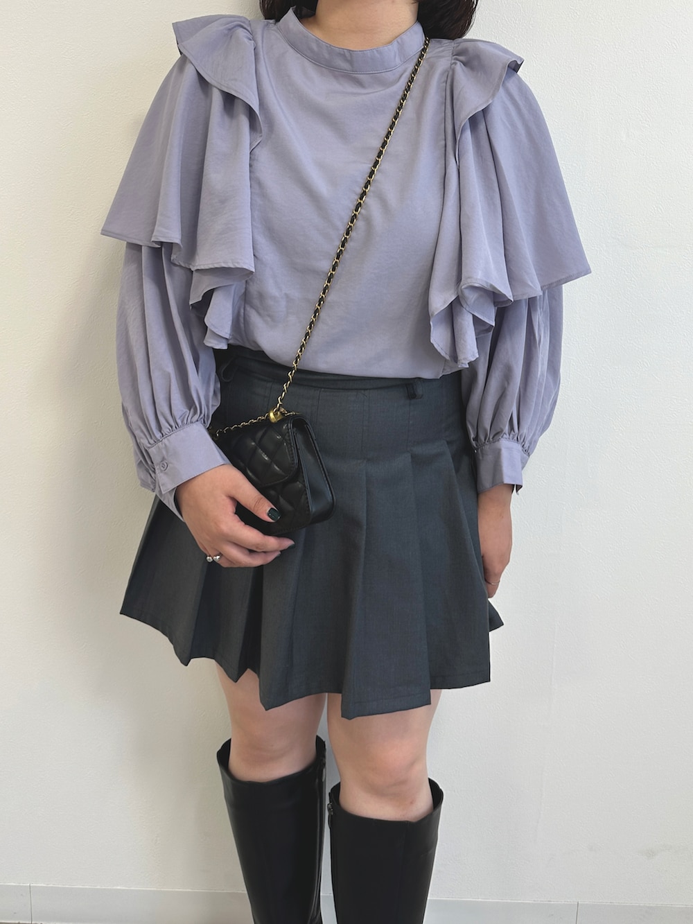 グレー系のスカート、パープル系のシャツ/ブラウスを着用したレディースの秋コーディネートの2枚目の写真