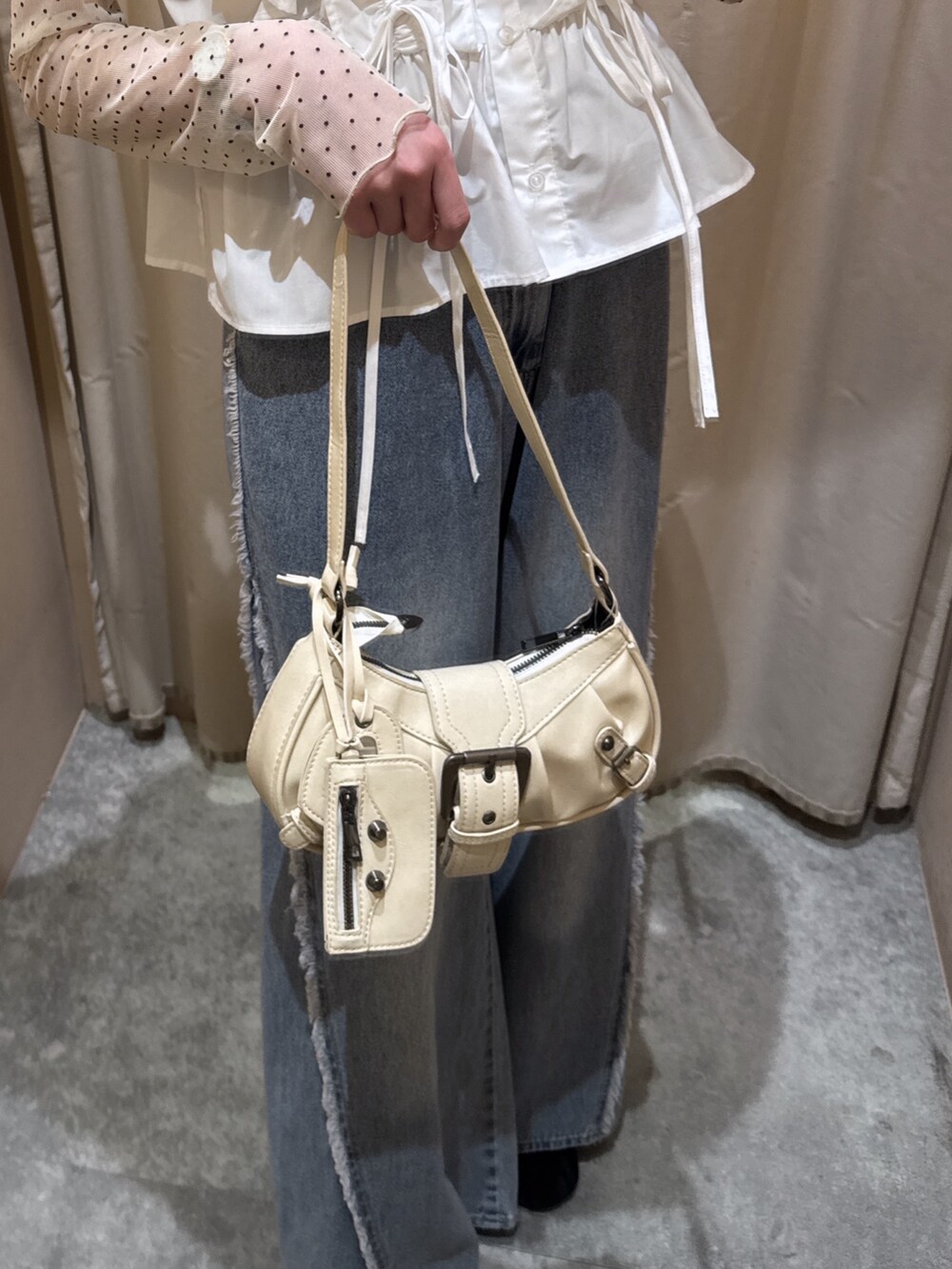 ホワイト系のTシャツ/カットソー、ホワイト系のシャツ/ブラウス、ブルー系のデニムパンツを着用したレディースの春コーディネートの7枚目の写真