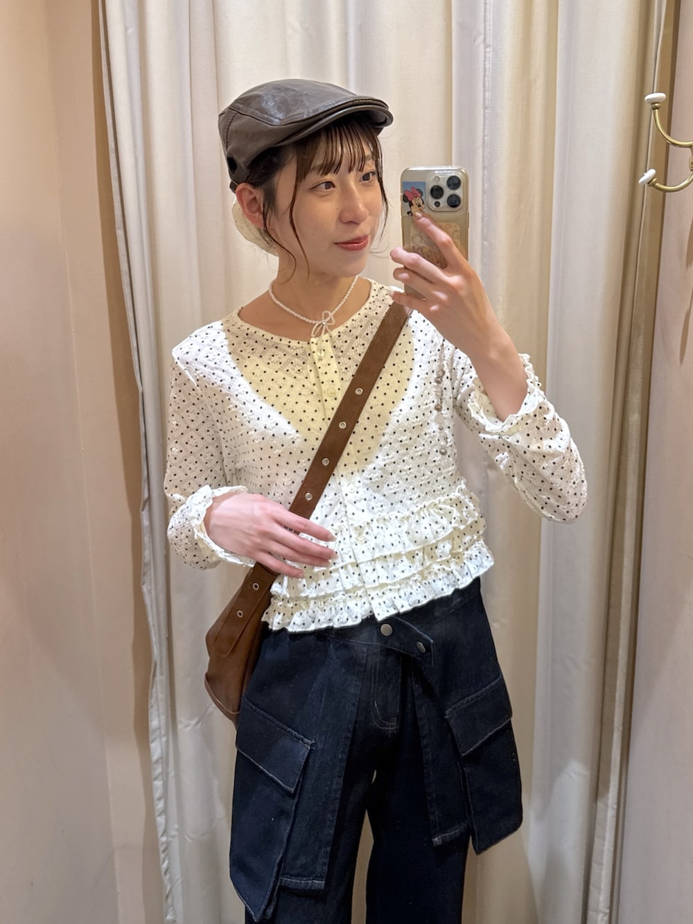 ホワイト系のTシャツ/カットソー、ブルー系のデニムパンツ、ブラウン系のトートバッグを着用したレディースの春コーディネートの6枚目の写真