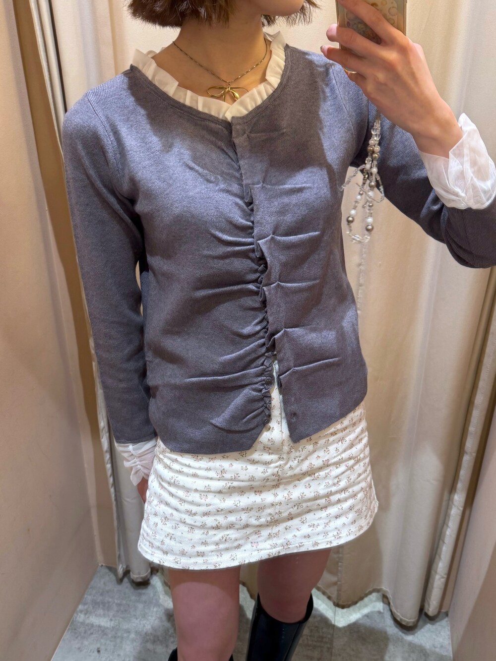 グレー系のカーディガン/ボレロを着用したレディースの春コーディネートの3枚目の写真
