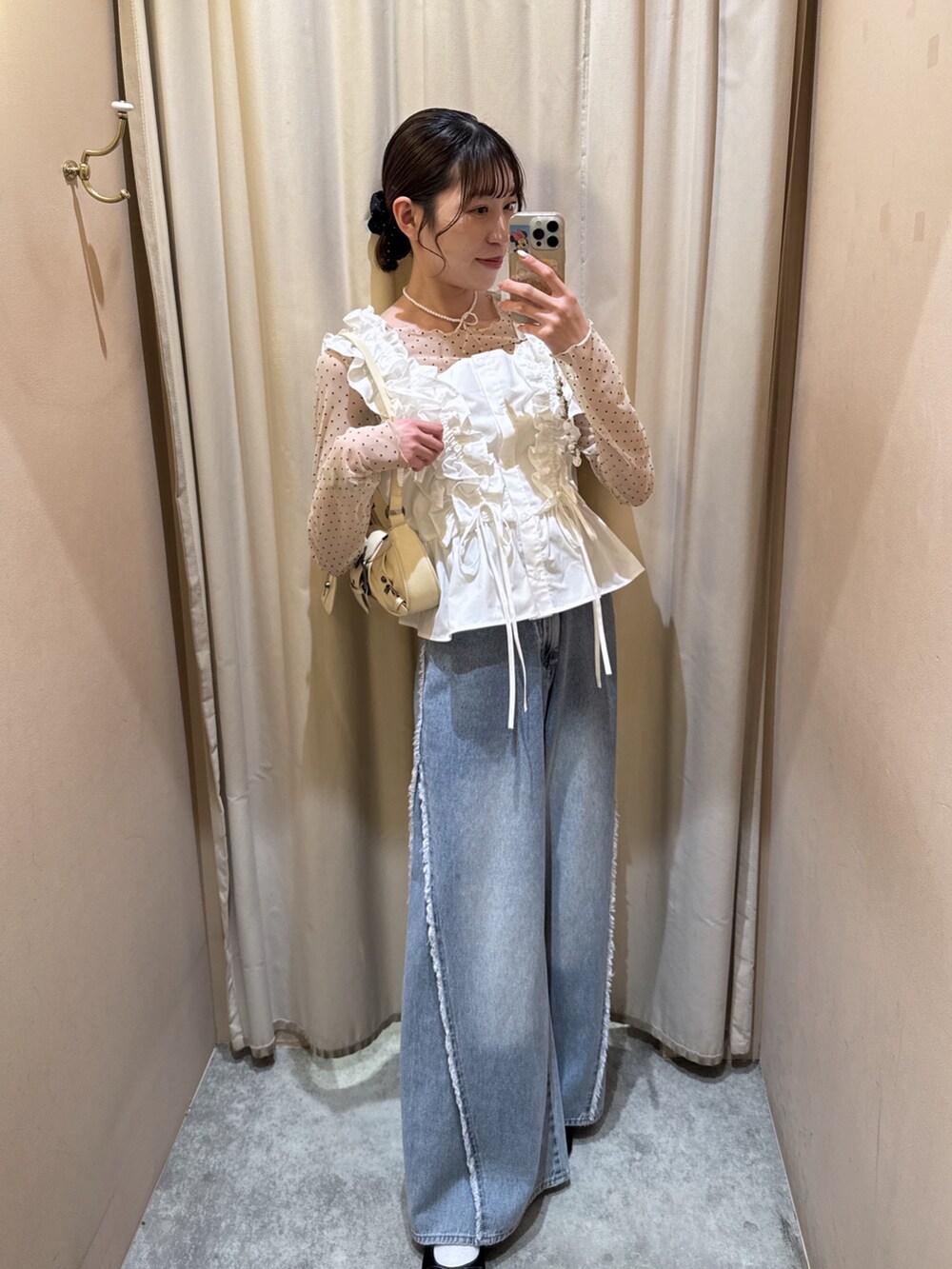 ホワイト系のTシャツ/カットソー、ホワイト系のシャツ/ブラウス、ブルー系のデニムパンツを着用したレディースの春コーディネートの8枚目の写真