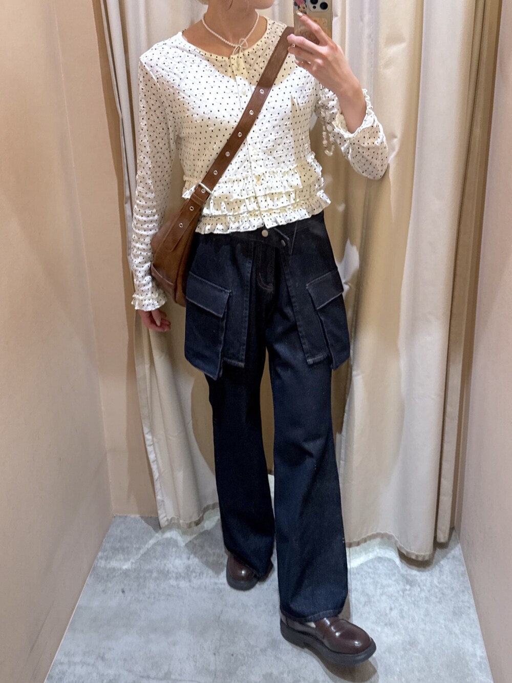 ホワイト系のTシャツ/カットソー、ブルー系のデニムパンツ、ブラウン系のトートバッグを着用したレディースの春コーディネートの3枚目の写真