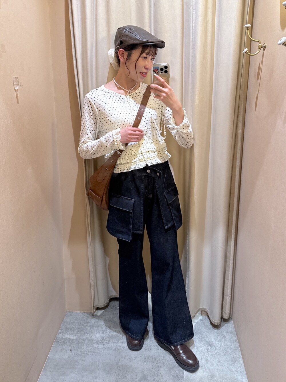 ホワイト系のTシャツ/カットソー、ブルー系のデニムパンツ、ブラウン系のトートバッグを着用したレディースの春コーディネートの2枚目の写真