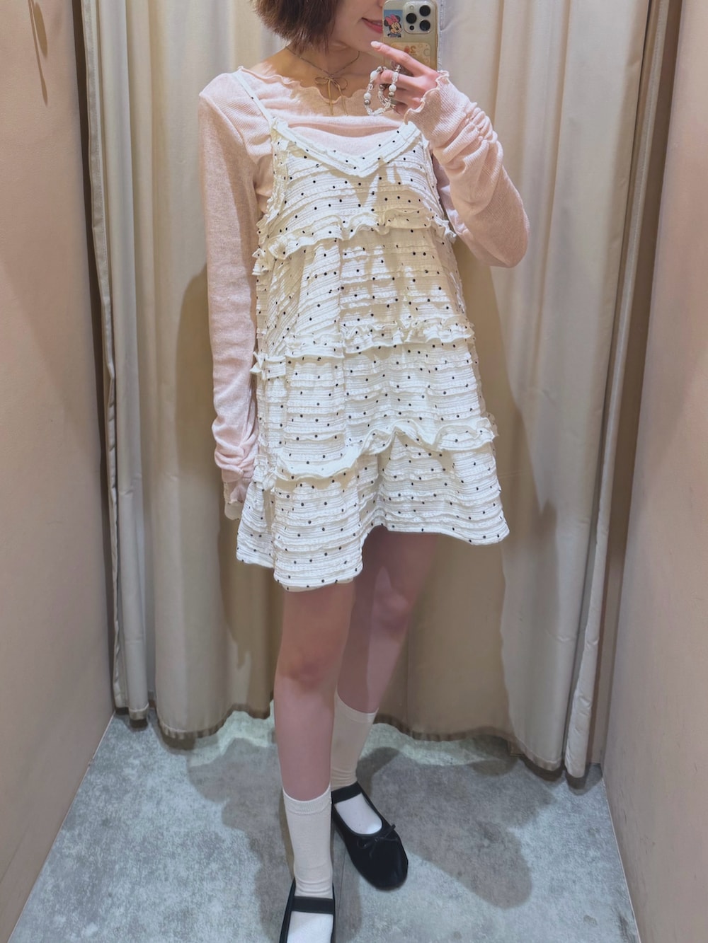 ホワイト系のワンピース、ピンク系のTシャツ/カットソーを着用したレディースの春コーディネートの2枚目の写真