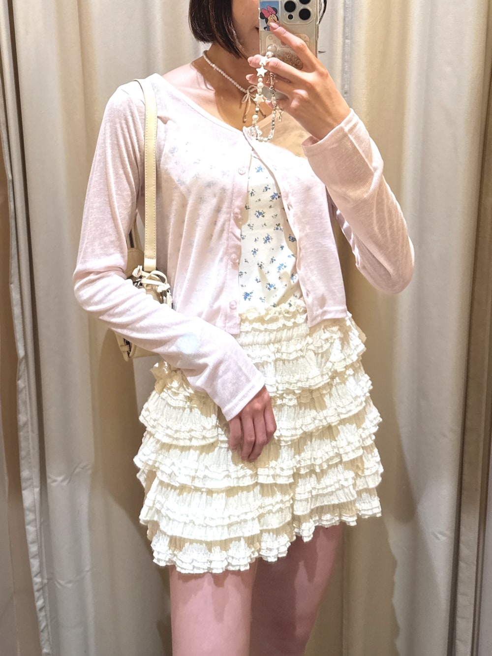 ピンク系のTシャツ/カットソー、ホワイト系のスカート、ホワイト系のトートバッグを着用したレディースの夏コーディネートの2枚目の写真