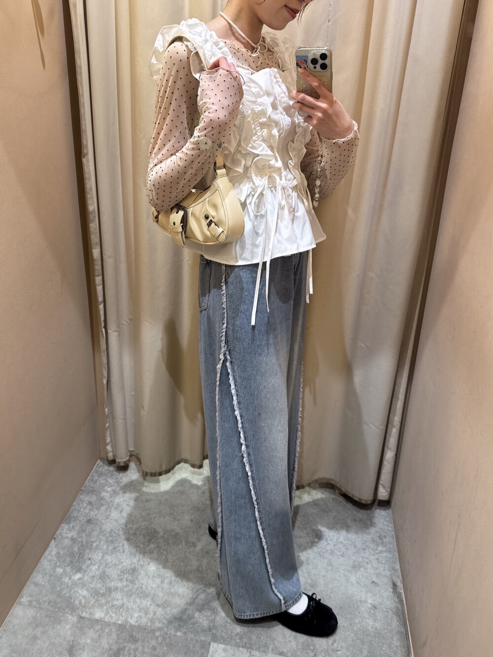 ホワイト系のTシャツ/カットソー、ホワイト系のシャツ/ブラウス、ブルー系のデニムパンツを着用したレディースの春コーディネートの6枚目の写真