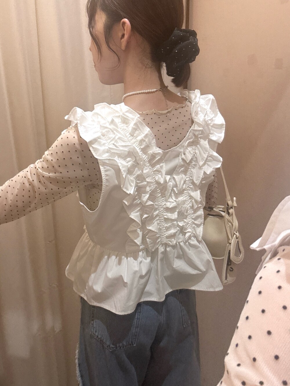 ホワイト系のTシャツ/カットソー、ホワイト系のシャツ/ブラウス、ブルー系のデニムパンツを着用したレディースの春コーディネートの3枚目の写真