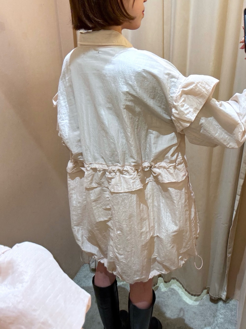 グレー系のカーディガン/ボレロ、ピンク系のブルゾン、ホワイト系のスカートを着用したレディースの冬コーディネートの5枚目の写真