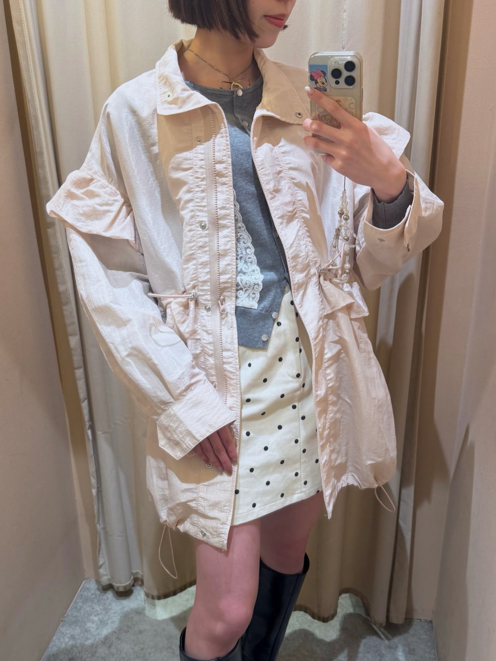 グレー系のカーディガン/ボレロ、ピンク系のブルゾン、ホワイト系のスカートを着用したレディースの冬コーディネートの4枚目の写真