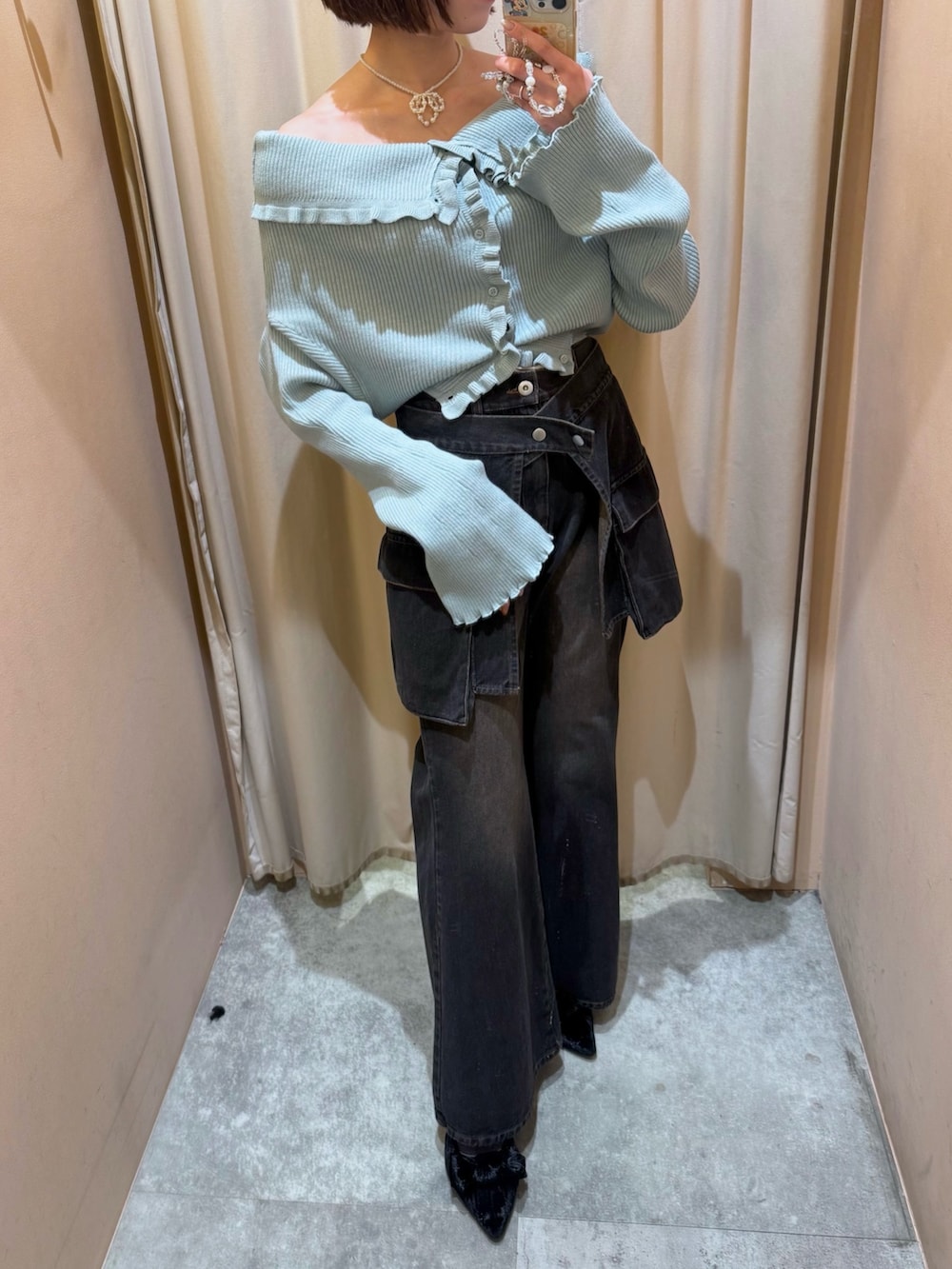 グリーン系のカーディガン/ボレロ、ブラック系のデニムパンツを着用したレディースの冬コーディネートの3枚目の写真