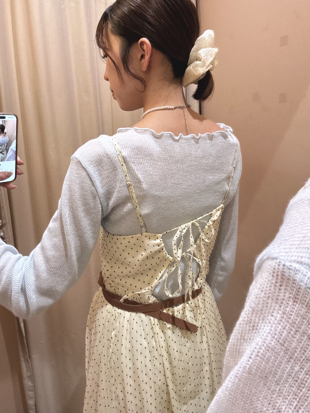 イエロー系のブーツ、ホワイト系のワンピース、ブルー系のTシャツ/カットソーを着用したレディースの春コーディネートの4枚目の写真