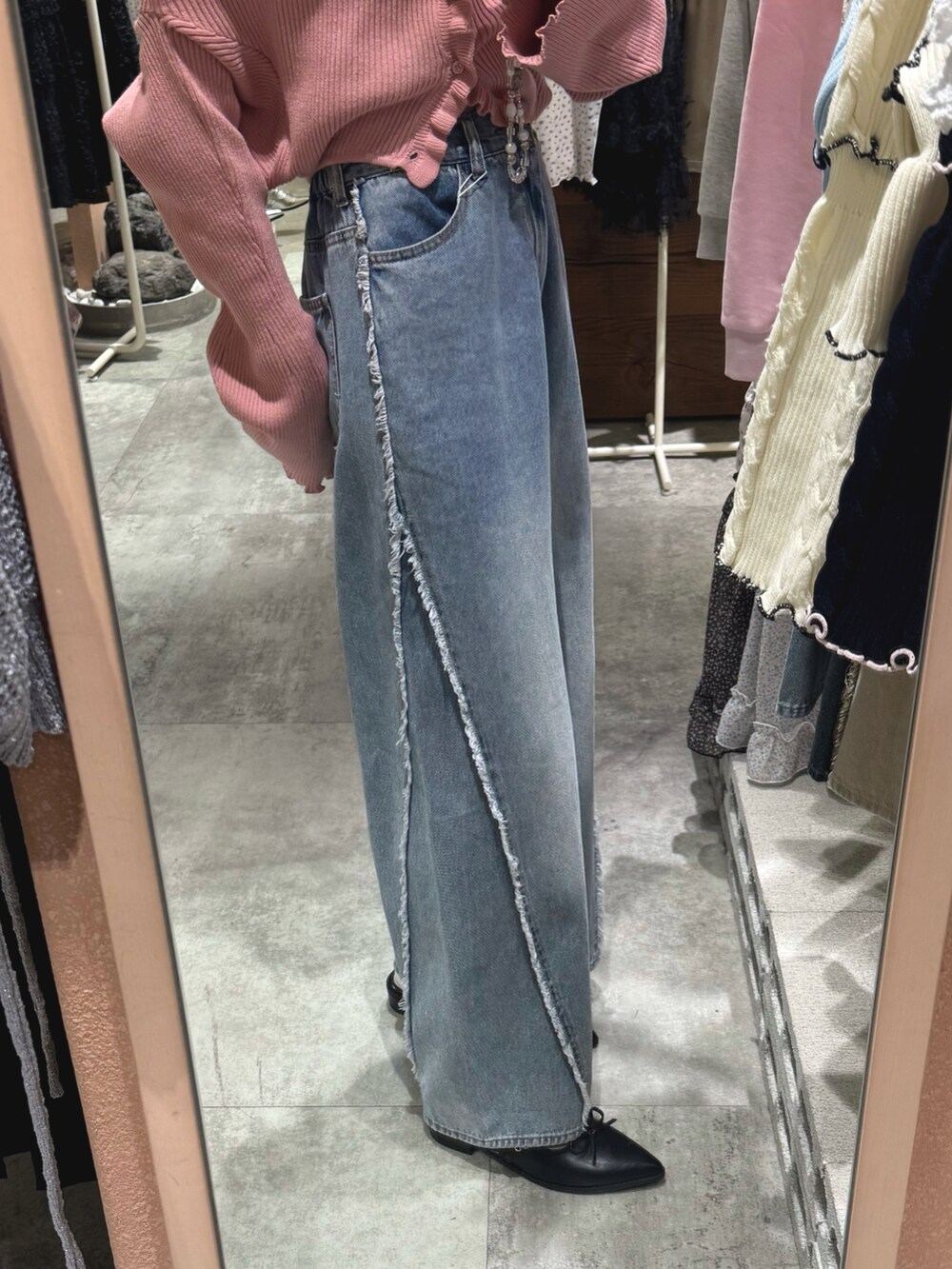 ピンク系のカーディガン/ボレロ、ブルー系のデニムパンツを着用したレディースの春コーディネートの4枚目の写真