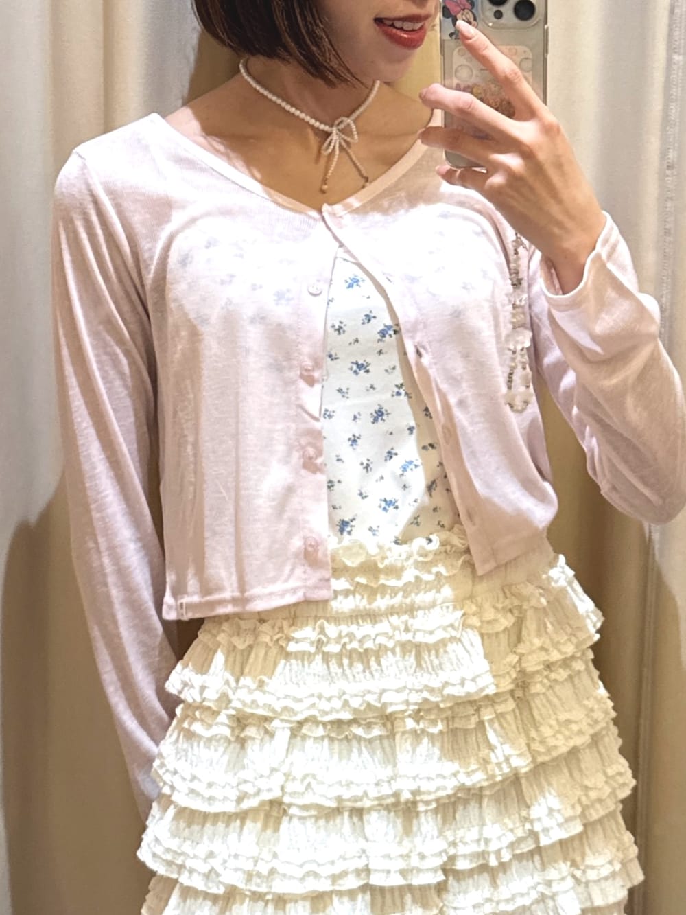 ピンク系のTシャツ/カットソー、ホワイト系のスカート、ホワイト系のトートバッグを着用したレディースの夏コーディネートの3枚目の写真