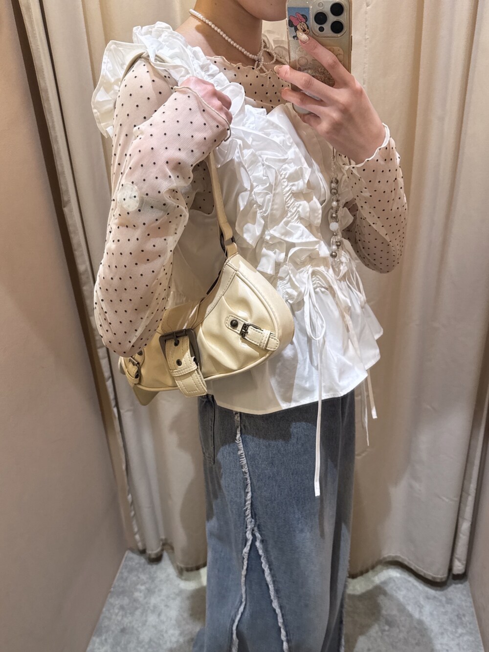 ホワイト系のTシャツ/カットソー、ホワイト系のシャツ/ブラウス、ブルー系のデニムパンツを着用したレディースの春コーディネートの4枚目の写真