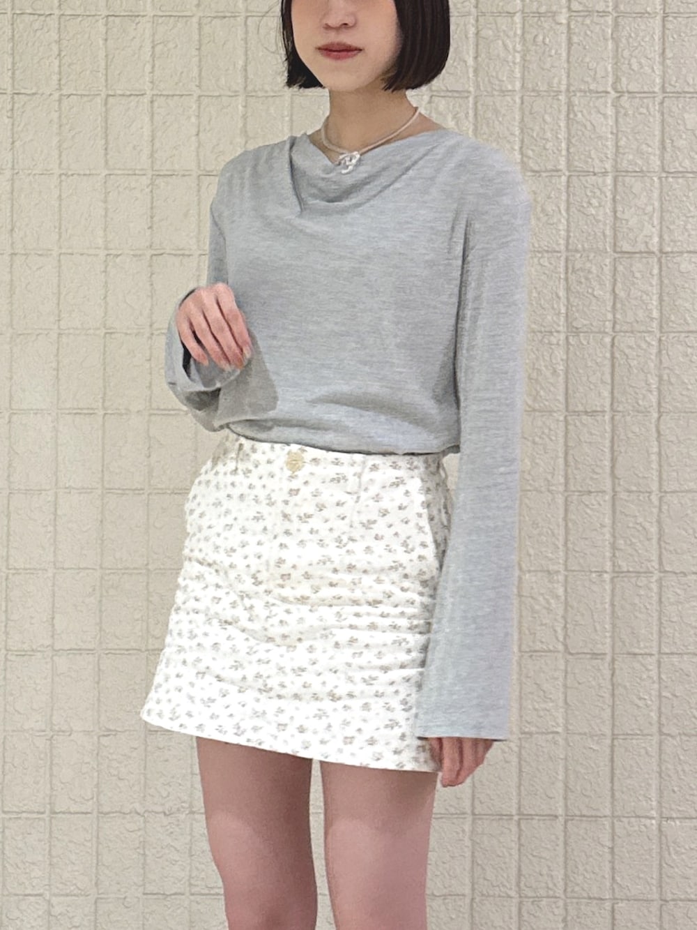 ピンク系のスカート、グレー系のTシャツ/カットソー、イエロー系のブーツを着用したレディースの冬コーディネートの3枚目の写真