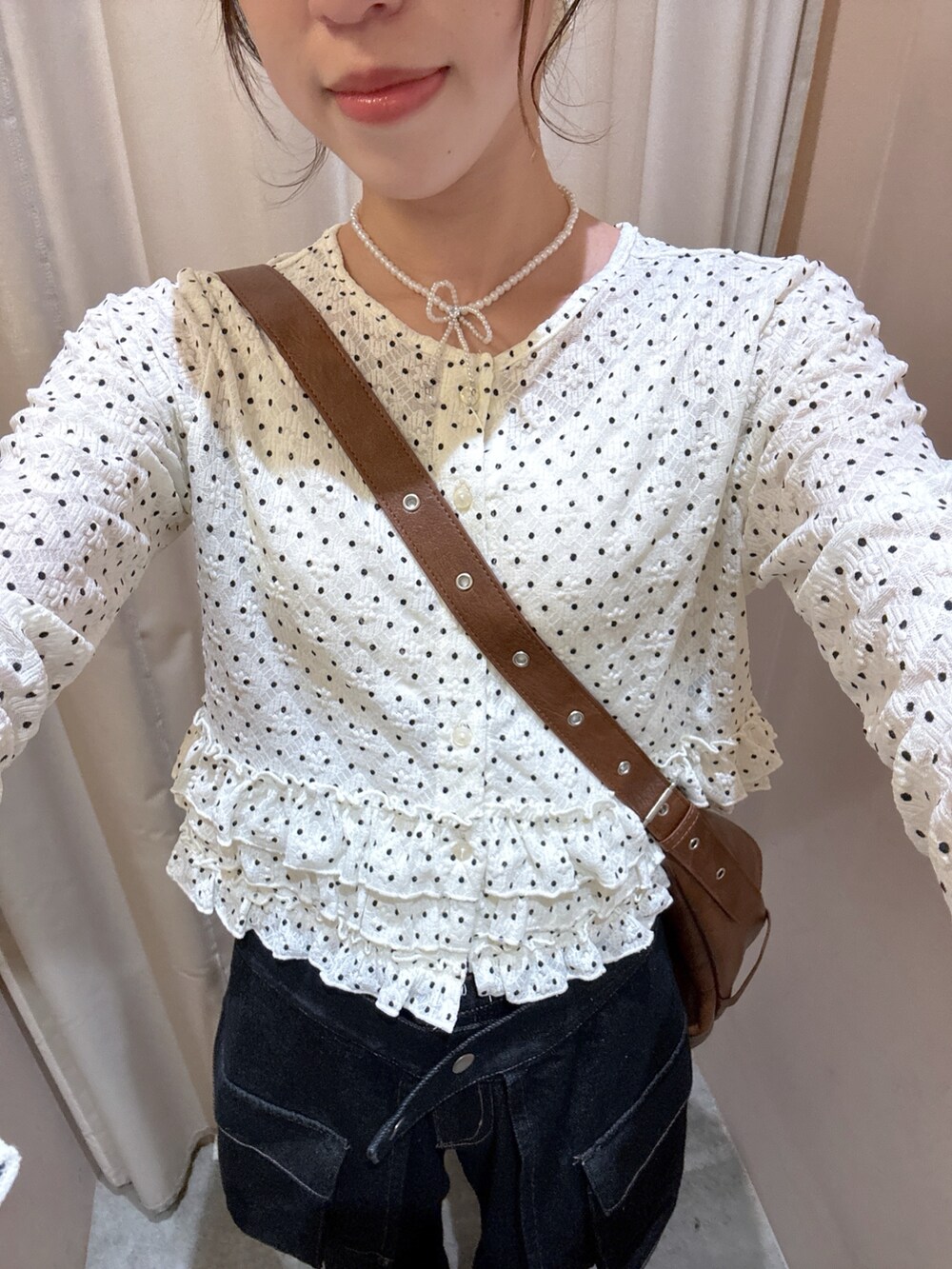ホワイト系のTシャツ/カットソー、ブルー系のデニムパンツ、ブラウン系のトートバッグを着用したレディースの春コーディネートの5枚目の写真