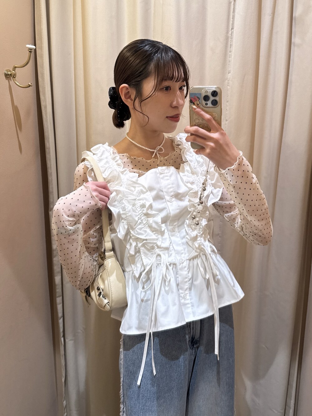 ホワイト系のTシャツ/カットソー、ホワイト系のシャツ/ブラウス、ブルー系のデニムパンツを着用したレディースの春コーディネートの2枚目の写真